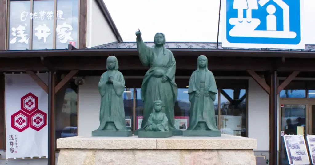 道の駅 浅井三姉妹の郷の像