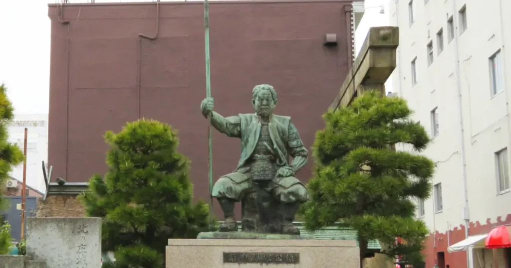 北ノ庄城址の柴田勝家像は、北ノ庄城主であった柴田勝家の勇姿を表した像です。織田家の重臣として活躍し、賤ヶ岳の戦いで敗れるまで北陸を治めた歴史を伝えています。