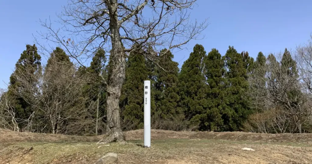 玄蕃尾城跡は、1583年の賤ヶ岳の戦いで柴田勝家が本陣を置いた山城跡です。曲輪や土塁、堀切が良好に残り、戦国時代の山城の姿を今に伝えています。