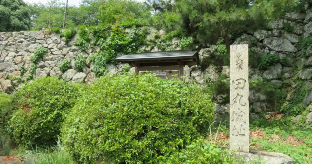 田丸城跡は、南北朝時代に築かれ、戦国時代には織田信雄が城主を務めた城跡です。現在は石垣や堀が残り、伊勢地域の歴史を伝える名所として親しまれています。