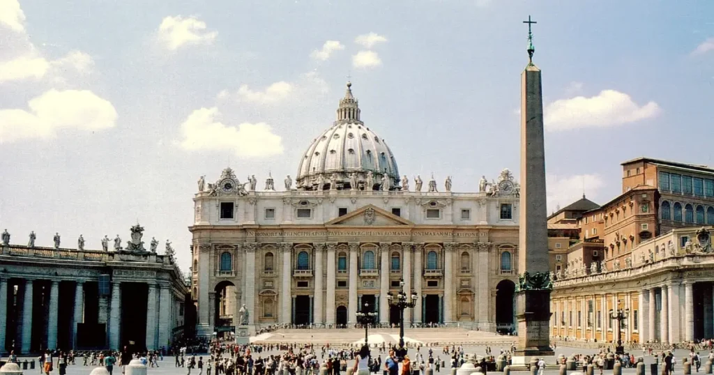 ローマ教皇庁は、世界中のカトリック教会を統括する最高機関です。バチカン宮殿を拠点に教皇を補佐し、宗教・外交・文化など幅広い活動を担っています。