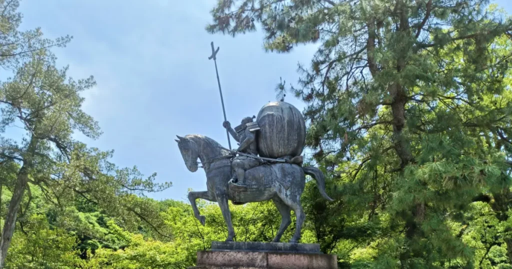 尾山神社の前田利家公像は、加賀藩祖である前田利家を顕彰する銅像です。勇壮な姿で境内に立ち、加賀百万石の礎を築いた武将の功績と歴史を今に伝えています。