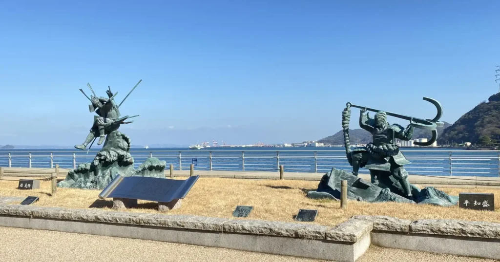 壇ノ浦の源義経像は、源平合戦の最終決戦で活躍した源義経の勇姿を表した像です。壇ノ浦の戦いで平氏を破った英雄として、その功績と歴史を今に伝えています。