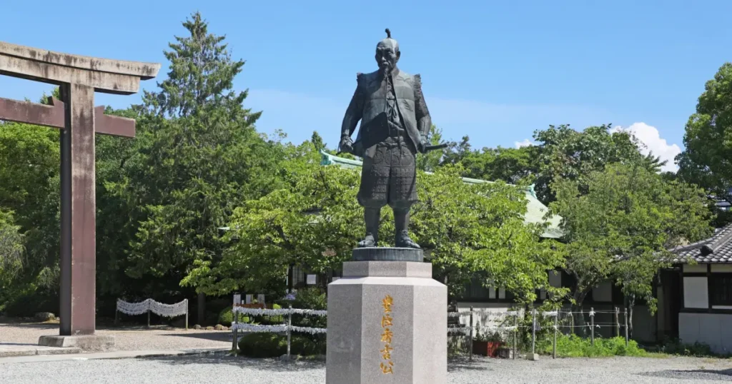 大阪城の豊臣秀吉像は、天下統一を成し遂げた豊臣秀吉の雄姿を表現した銅像です。大阪城の築城主としての偉業をたたえ、その功績と歴史を今に伝えています。