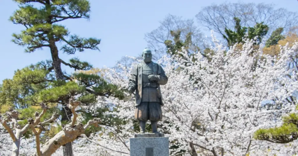 岡崎城公園 徳川家康公像は、三河武士の象徴である徳川家康の姿を表した像です。岡崎城で生まれた家康の天下統一への歩みと功績をたたえる歴史的な名所です。