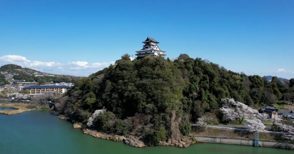山城は、1537年頃に築かれた現存天守を持つ国宝の城です。木曽川を望む山上に建ち、戦国時代から続く歴史と美しい姿で多くの人々に親しまれています。