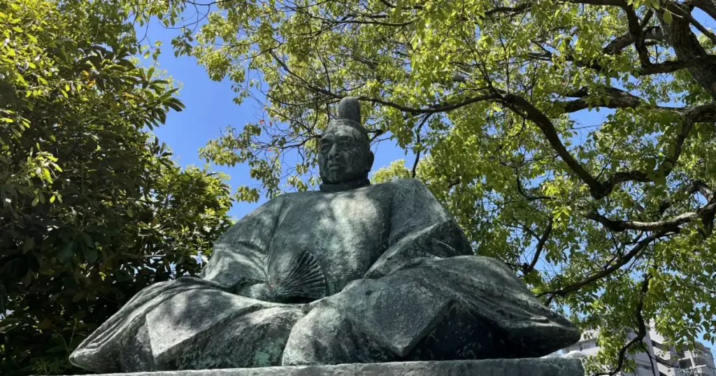 小早川隆景像は、毛利元就の三男として活躍した名将の姿を表現しています。優れた知略と外交手腕で毛利家を支え、「毛利両川」の一人として知られる功績を今に伝えています。