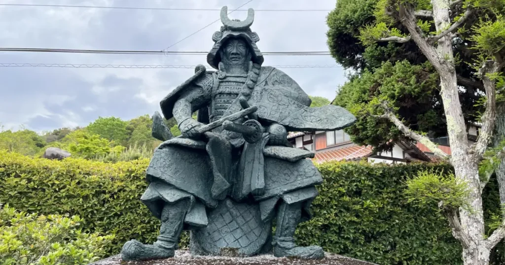 毛利元就公像は、中国地方を代表する戦国大名・毛利元就の威厳ある姿を表現した像です。優れた知略と統率力で毛利家を大勢力へ発展させた功績を今に伝えています。