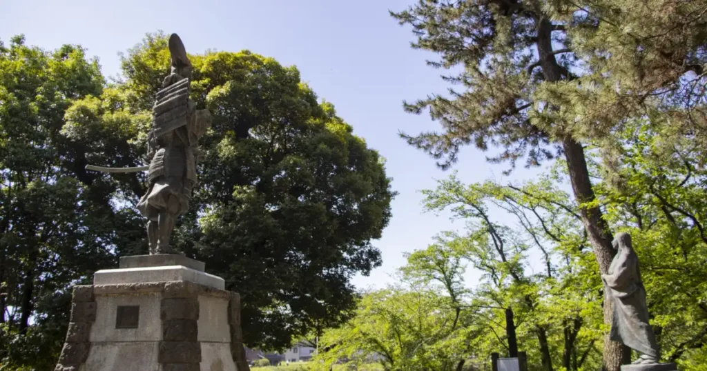 清洲公園の織田信長公銅像・濃姫像は、織田信長と正室濃姫を表現した像です。戦国時代を代表する夫婦の姿を通して、清洲ゆかりの歴史と文化を今に伝えています。