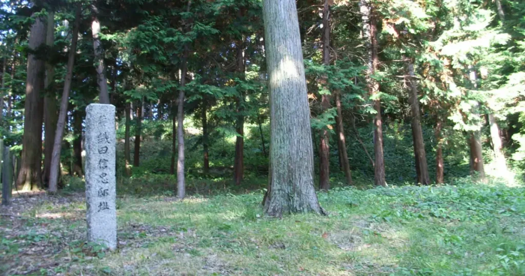 織田信忠邸跡は、織田信忠の屋敷があったと伝わる史跡です。1582年の本能寺の変では二条御所で奮戦し、この地は信忠ゆかりの歴史を今に伝えています。