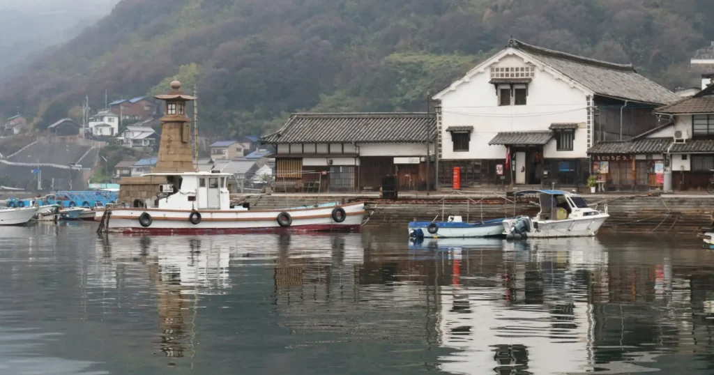 鞆の浦は、瀬戸内海を代表する歴史ある港町です。1576年には足利義昭が滞在して「鞆幕府」を開き、織田信長打倒を目指した地としても知られています。