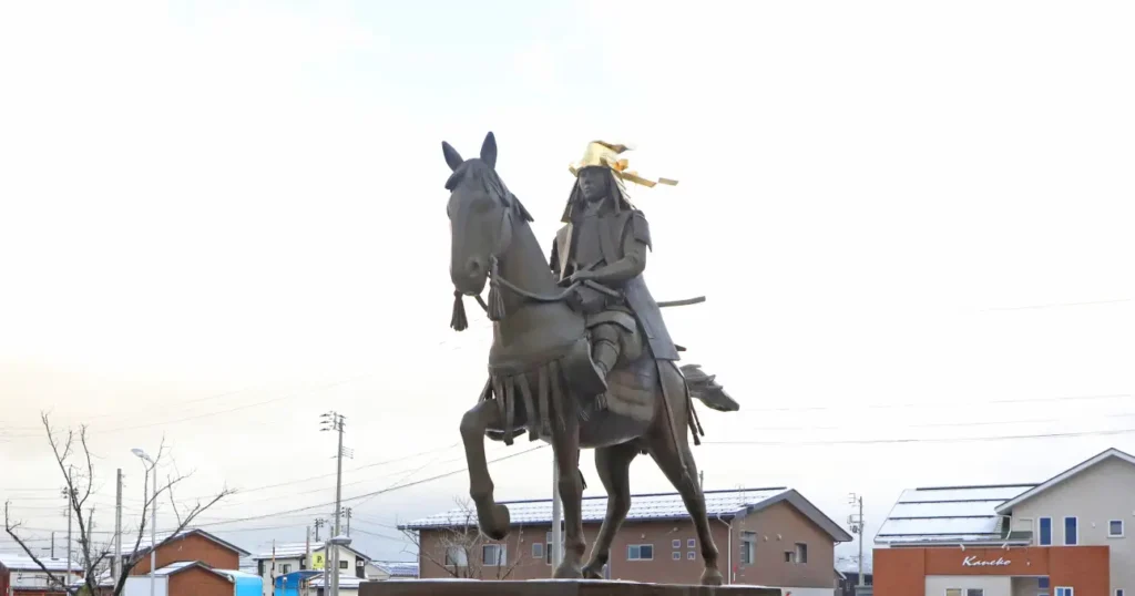 上杉謙信公騎馬像は、戦国の名将上杉謙信を勇壮な騎馬姿で表現した像です。「越後の龍」と称された謙信の威厳と武勇を象徴し、上越地域の歴史と誇りを伝えています。
