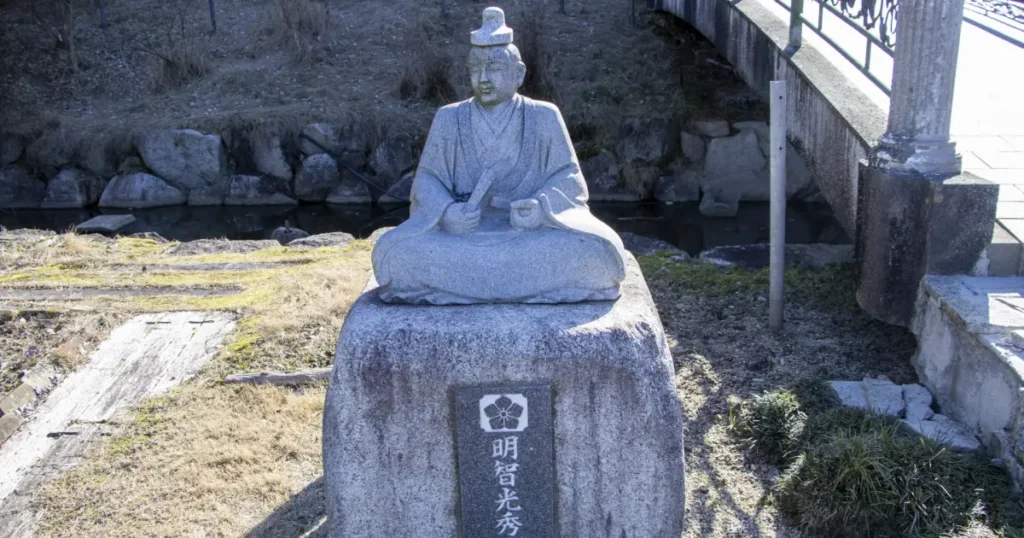 明智光秀公像は、知略に優れた戦国武将・明智光秀の威厳ある姿を表現した像です。丹波平定や城下町整備に尽力し、本能寺の変の中心人物として知られる歴史を今に伝えています。