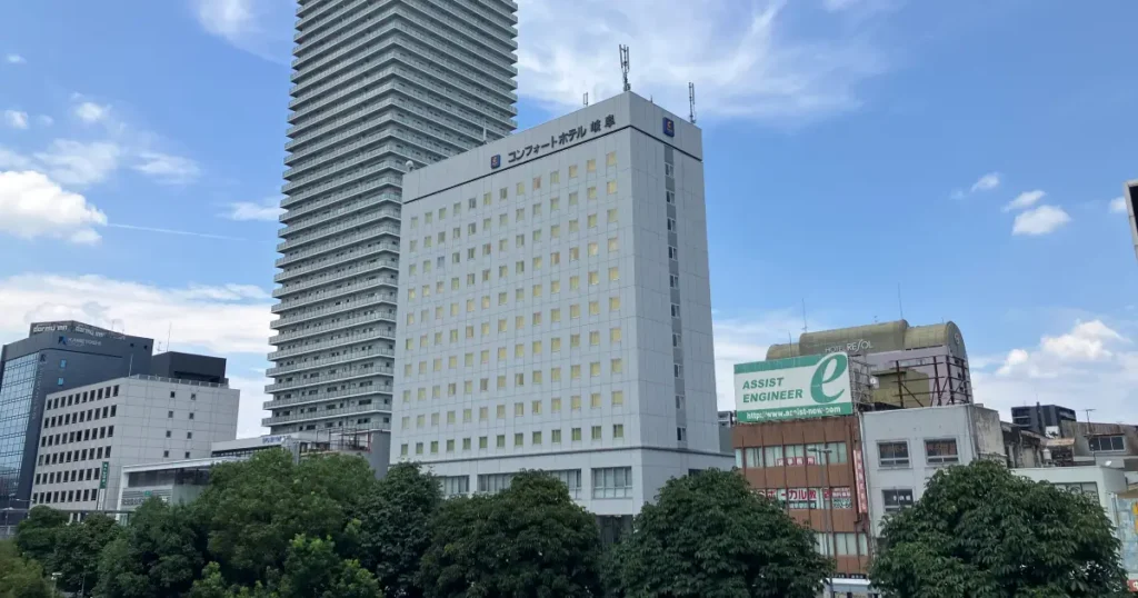 コンフォートホテル岐阜は、JR岐阜駅北口から徒歩約2分の好立地にあるホテルです。無料朝食や快適な客室を備え、岐阜城や市内観光、ビジネスの拠点として多くの利用者に親しまれています。