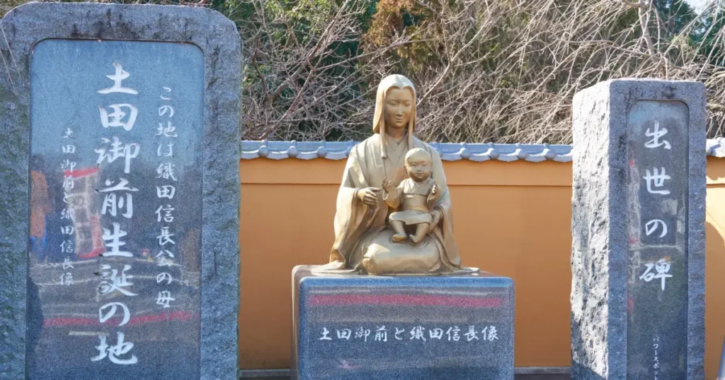 土田御前と織田信長像は、土田御前と幼少期の織田信長を表現した像です。信長ゆかりの地として伝わる可児市の歴史と、母子の深い絆を今に伝えています。