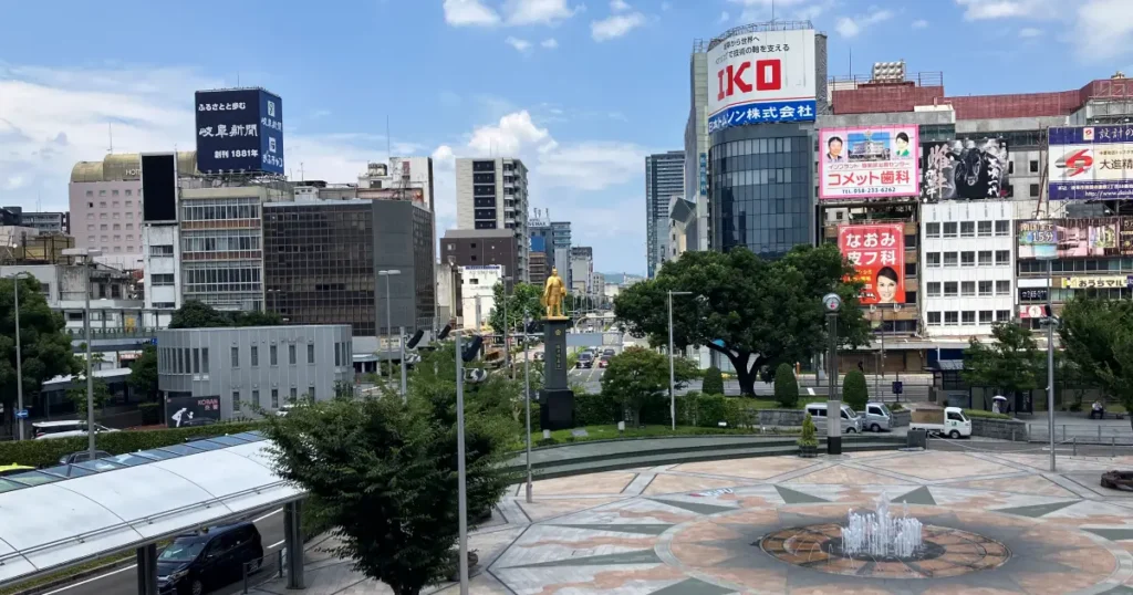 信長ゆめ広場は、JR岐阜駅北口にある広場です。黄金に輝く織田信長公像がシンボルとして立ち、岐阜の歴史や文化を感じられる市民や観光客の交流スポットとなっています。