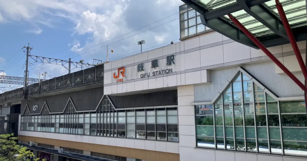 岐阜駅は、JR東海道本線・高山本線が乗り入れる岐阜県の主要駅です。駅前には黄金の織田信長公像や信長ゆめ広場があり、観光やビジネスの玄関口として多くの人に利用されています。