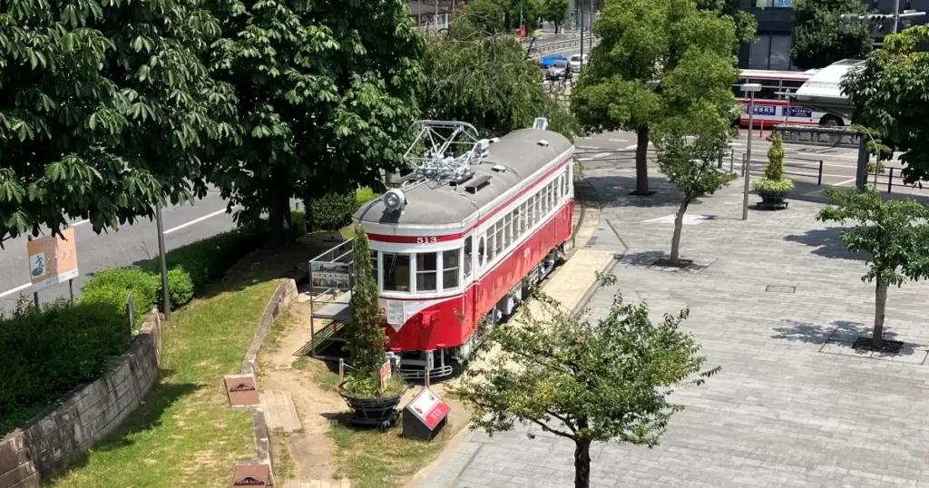 丸窓電車「モ513」保存車両は、名鉄美濃町線で活躍した昭和レトロな路面電車です。丸い側面窓が特徴で、保存展示される貴重な車両として、岐阜の鉄道史を今に伝えています。