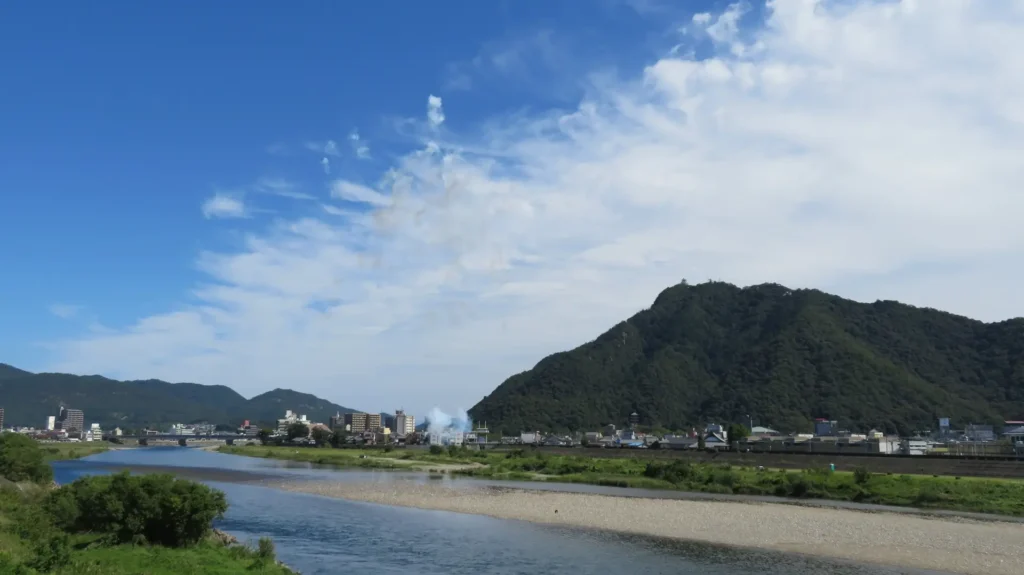 長良川は、岐阜県を代表する清流で、日本三大清流の一つに数えられます。鮎漁や1300年以上の歴史を持つ鵜飼で知られ、美しい景観と豊かな自然が多くの人々を魅了しています。