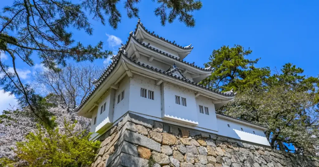 津城跡は、戦国時代に築かれ、後に名将藤堂高虎が大改修した平城です。現在は石垣や堀が残り、市民の憩いの場として親しまれています。