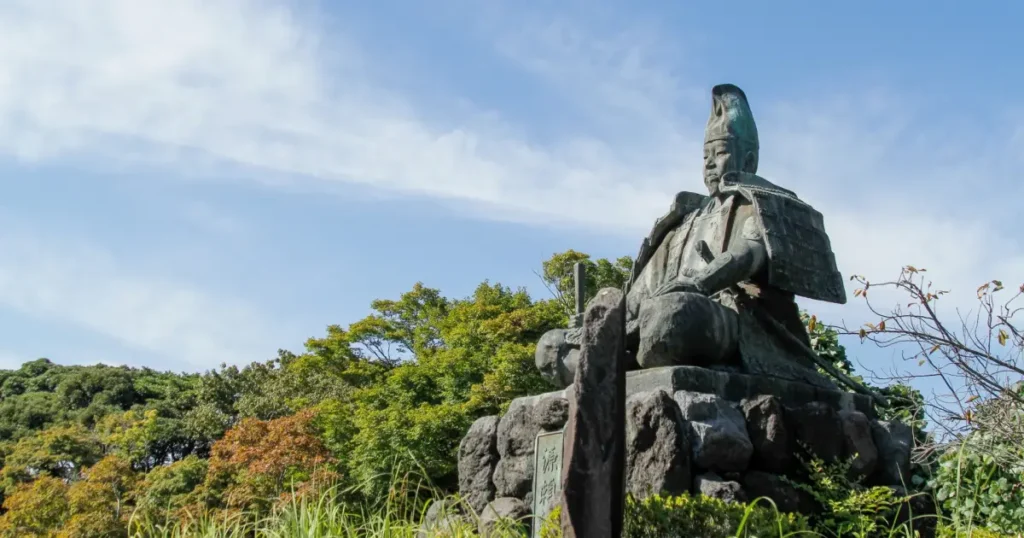 源氏山公園 源頼朝像は、鎌倉幕府を開いた源頼朝の威厳ある姿を表した像です。鎌倉の歴史を象徴する名所として親しまれ、公園からは市街地を一望できます。